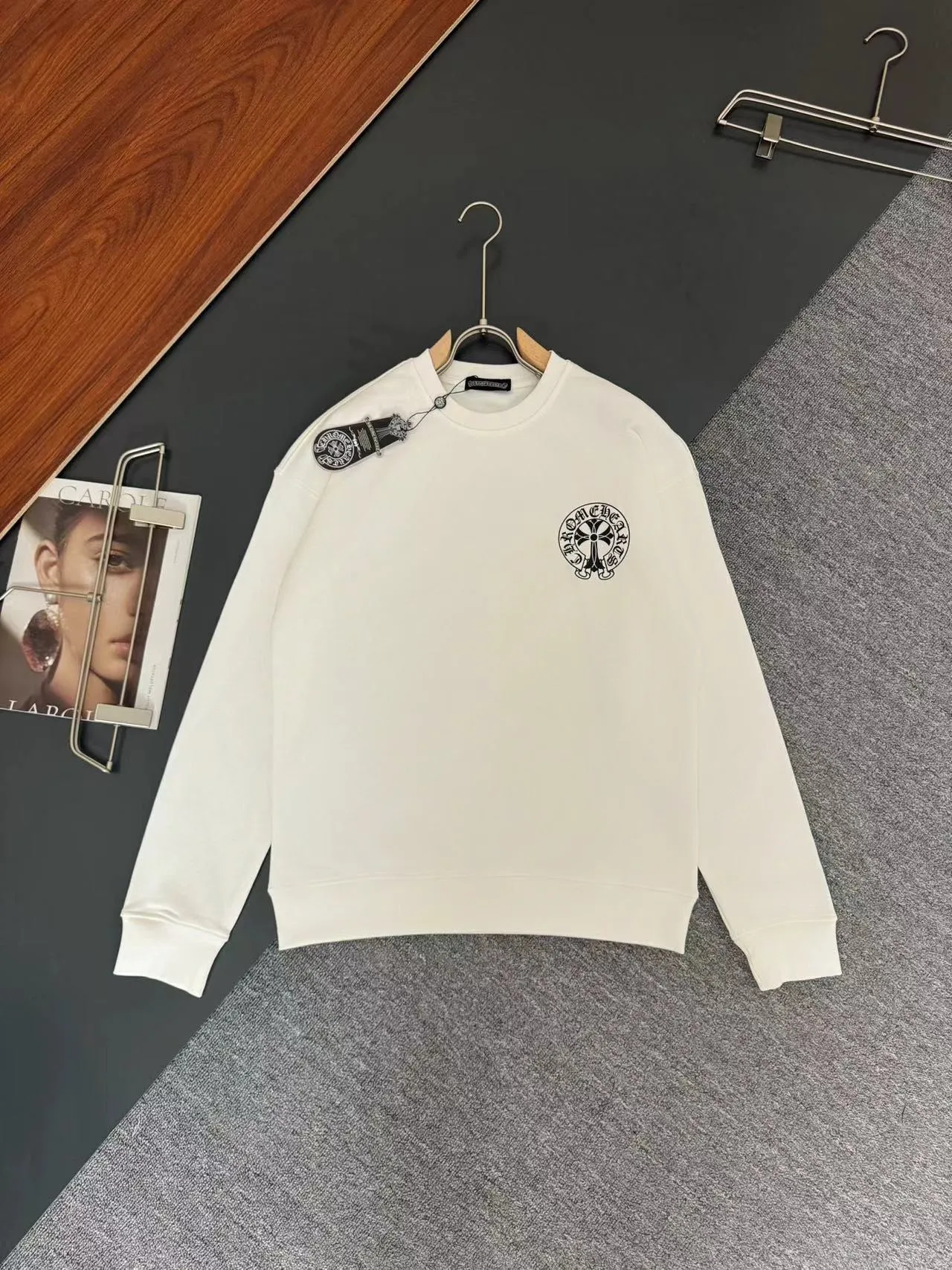 P230 Chrome Hearts*Chrome Hearts* The latest round-neck fashionable long-sleeved sweatshirt in autumn and winter, with printed logo design and 400 grams of pure cotton fabric! It is close to the skin and comfortable, durable and easy to wear. The original factory craftsmanship is meticulous. It is a must-have for casual wear. Size S M L XL XXL